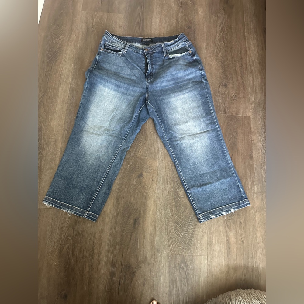 Judy Blue Women’s Faded Denim Cropped Jeans